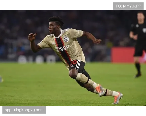 库杜斯：从新星中场到前场核心的角色演变分析