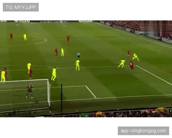 怀特无球跑动制造错位，提升绿军外线防守压迫性