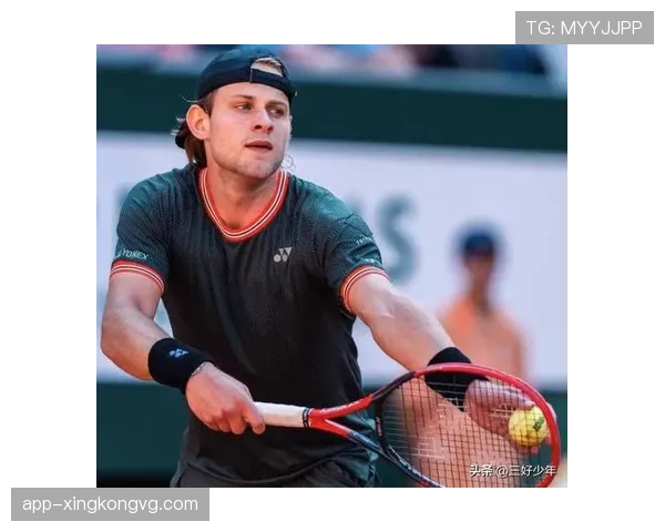 德约又穿得跟打工人一样，这届网坛还得他撑着？