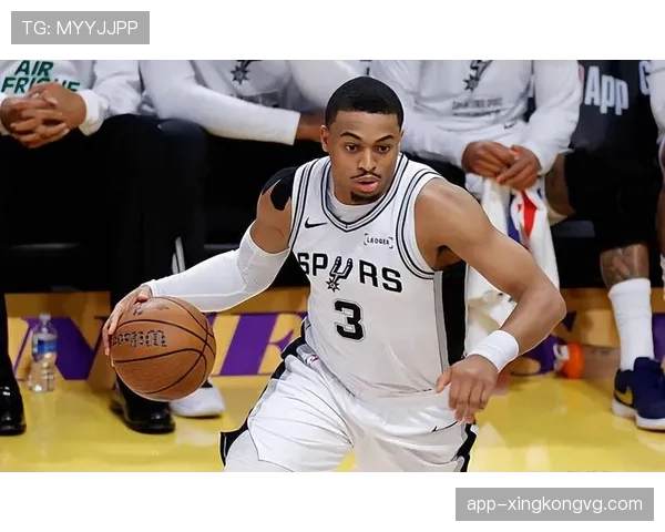 凯尔登·约翰逊无球跑动制造空位，拉开马刺外线空间