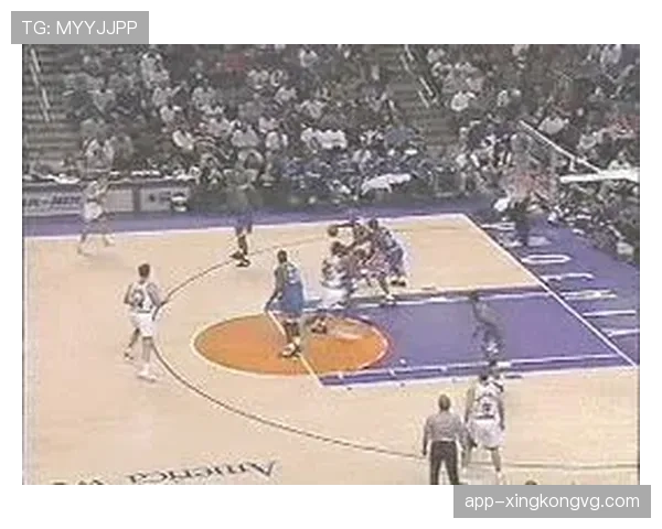 巴克利内线强攻主导进攻，改变对手防守布局