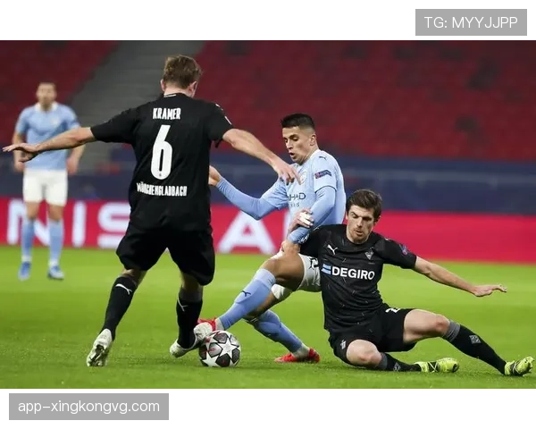 曼城进攻结构变化：从中路集中取代边中结合